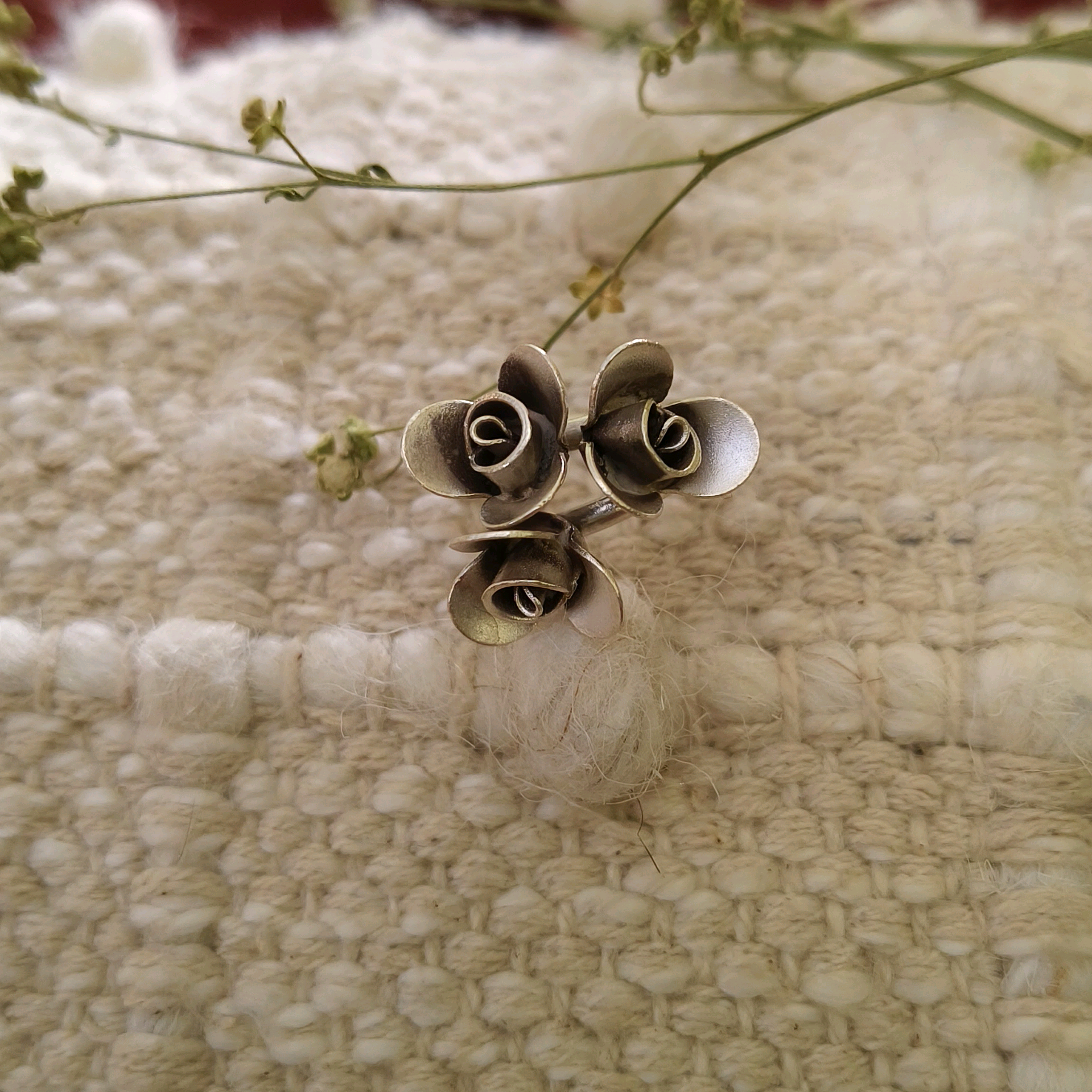 3 rose buds silver ring