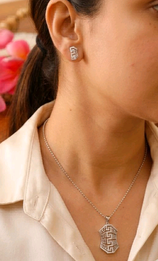 Labyrinth Pattern Pendant Set